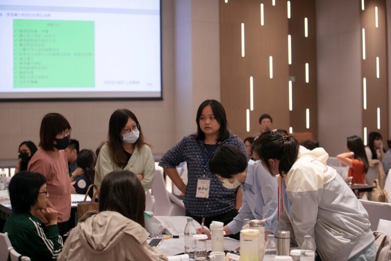 圖9.-學員們分組討論及實作練習